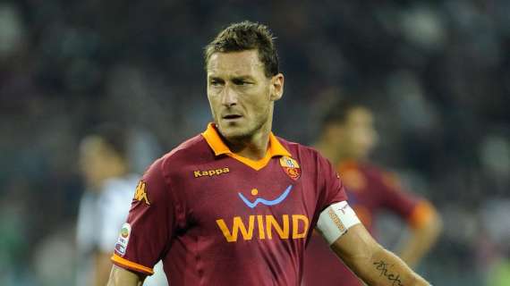 Totti impegnato in uno shooting fotografico per Sky Sport. FOTO!