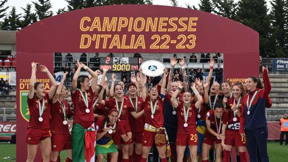 Roma-Salernitana, giro di campo della Femminile con il trofeo dello scudetto