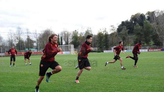 Trigoria:  Pizarro in gruppo. Differenziato per De Rossi e Cassetti. Botta alla caviglia per Lamela FOTO