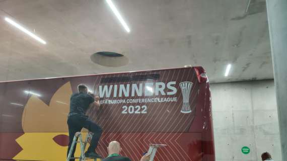 Il pullman della Roma con la scritta "Winners". FOTO!