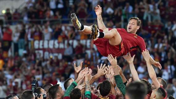 OLIMPICO - Totti dà l'addio alla Roma tra le lacrime dei compagni: "Io starei qui altri 25 anni, ma ora è finita veramente. Grazie, vi amo!". VIDEO!