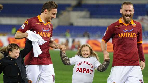 Il capitano giallorosso festeggiato dai membri della Totti Soccer School