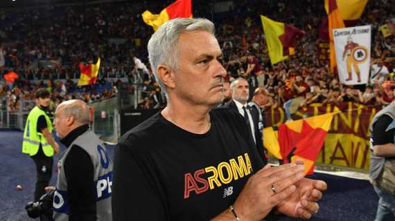 Mourinho in campo al termine di Roma-Spezia per salutare i tifosi