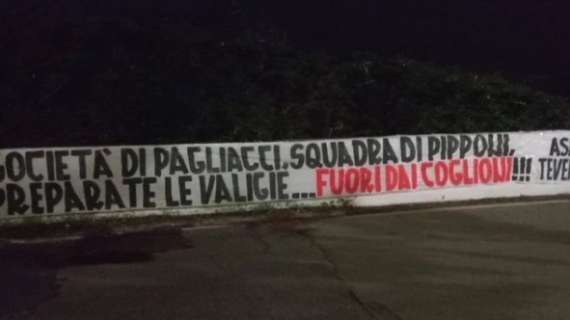 Striscione esposto a Trigoria: "Società di pagliacci, squadra di pipponi, preparate le valigie". FOTO!