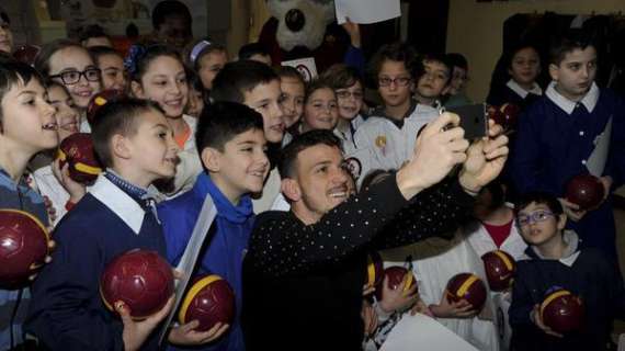 Twitter AS Roma - Il selfie di Florenzi con gli alunni della Scuola Aquaroni. FOTO! 