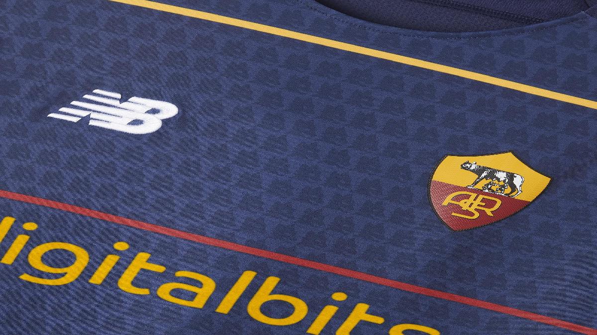 New Balance presenta la quarta maglia della Roma per la stagione 2021-2022:  torna il vecchio stemma. FOTO!